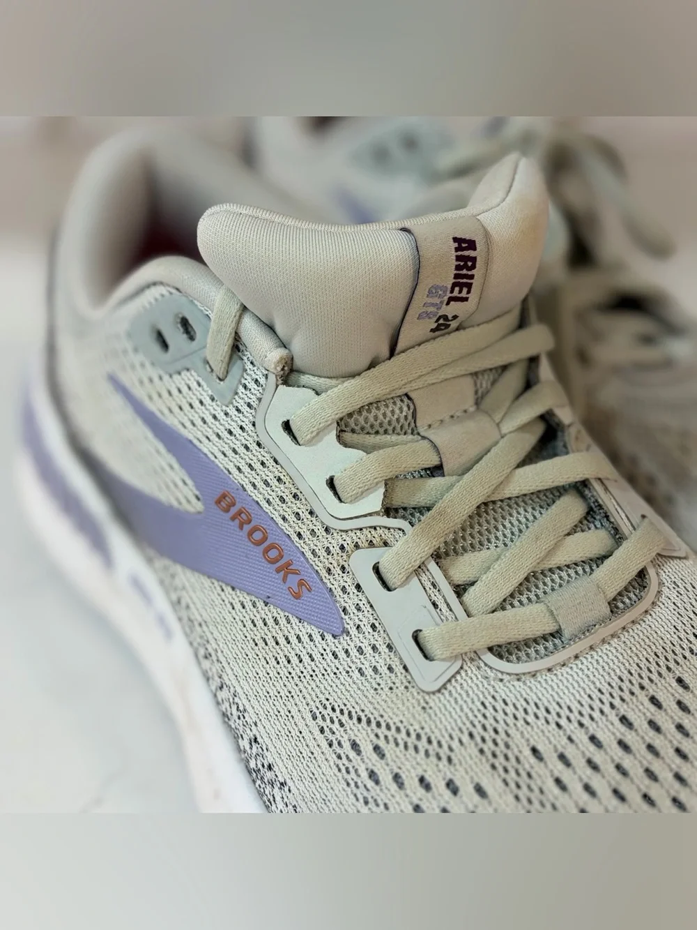 Brooks Ariel GTS23 Grey+White MaxCushion SupportRunningShoes Sz 9.5